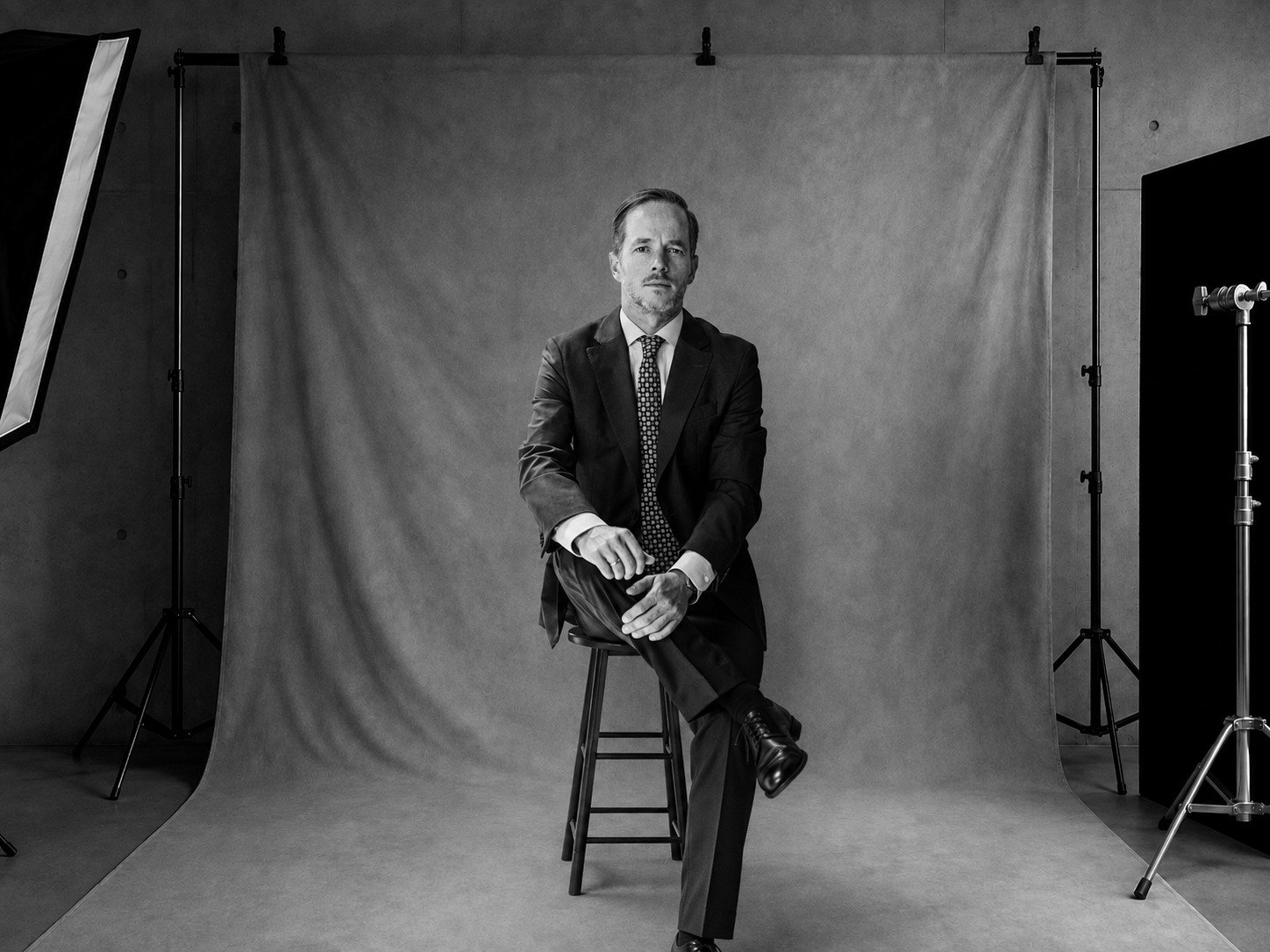 Przemysław Kołakowski w studiu fotograficznym, z widocznym planem zdjęciowym